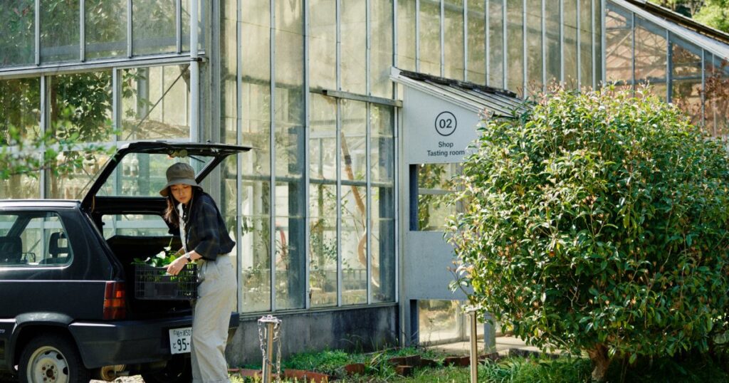 チェックシャツにワイドパンツのラフな装いは、落ち着いたトーンでシックに仕上げる【薬草研究家の1日①】 | FUDGE.jp