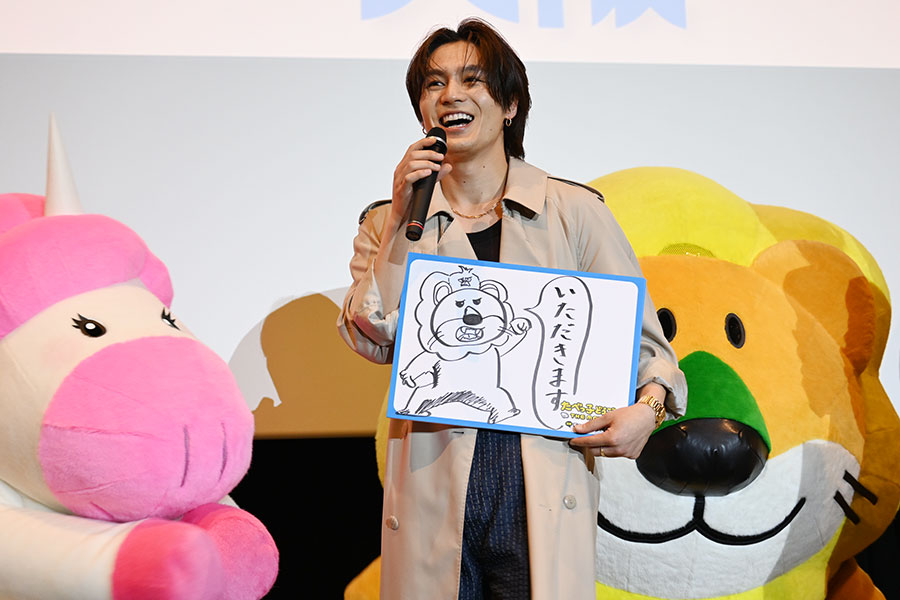 舞台挨拶中に自作のフリップを披露。かけつけたどうぶつたちに「今日もかわいい」と語りかける一幕も（5月10日・大阪市内）