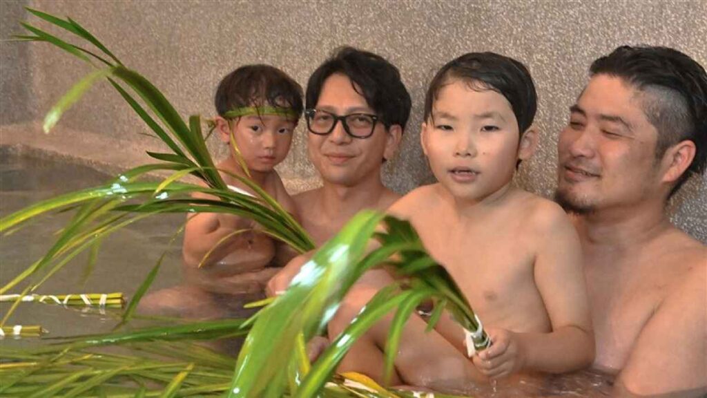 「こどもの日」しょうぶ湯で邪気払い 熊本市内の銭湯8カ所、小学生を無料開放 - 熊本日日新聞社