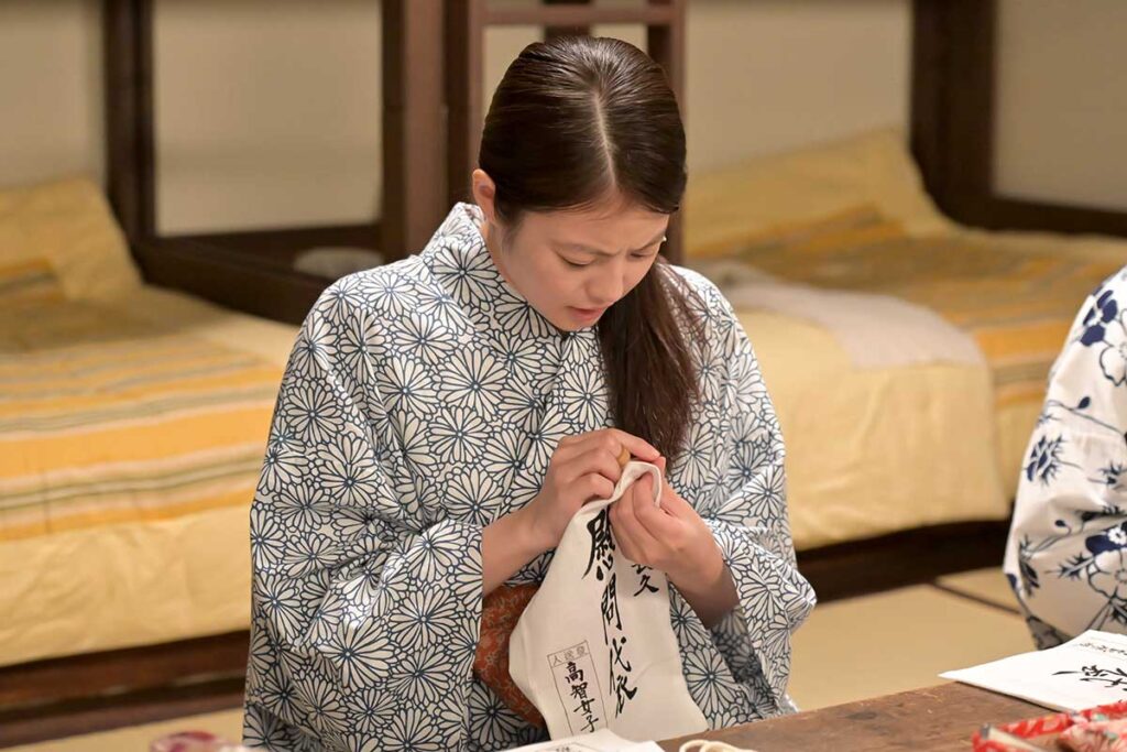 慰問袋を作るのぶ（今田美桜）【写真：(C)NHK】
