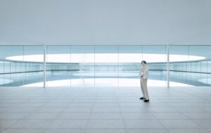 櫻井翔。「Casa BRUTUS」2025年6月号より。（撮影：矢吹健巳（W））©マガジンハウス