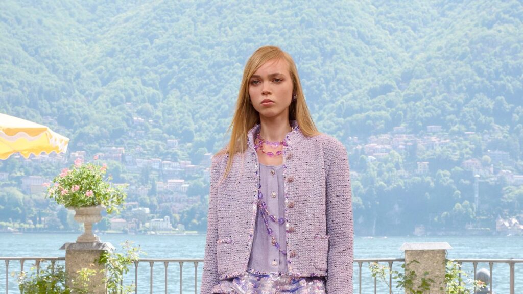 【シャネル 2026年クルーズ】美しきコモ湖で紡がれる、シネマとファッションの物語 | Vogue Japan