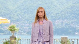 【シャネル 2026年クルーズ】美しきコモ湖で紡がれる、シネマとファッションの物語 | Vogue Japan