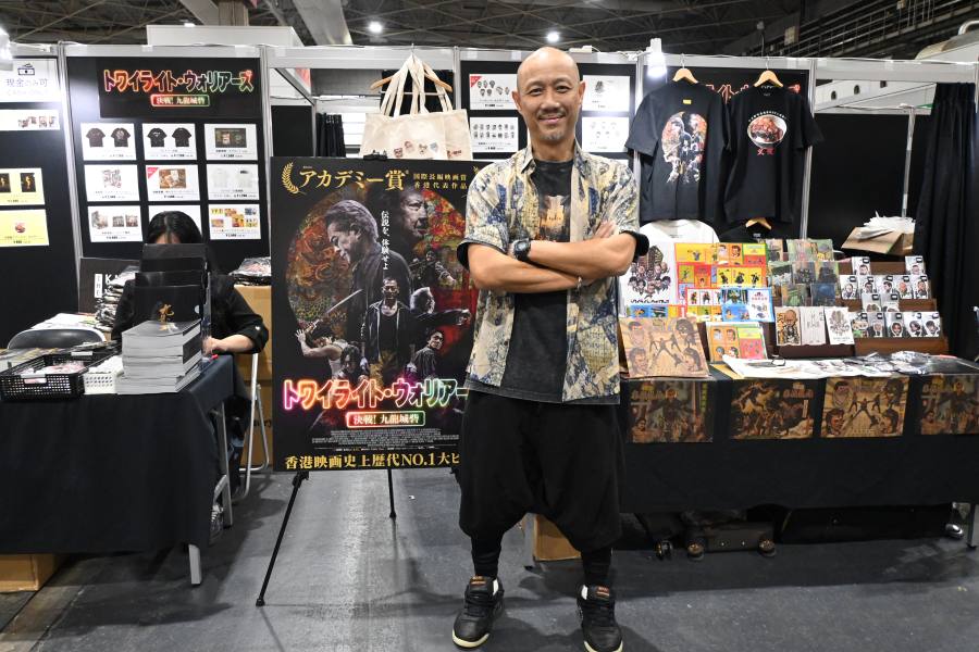 朝イチにブース設営を頑張るジョセフ・ラウさんを発見（5月2日・大阪市内）