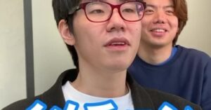 母と一緒に美容室に来たメガネの青年、プロがバッサリカットすると……　目を疑うようなビフォーアフターに「カッコいいじゃん！」「素敵に変身」（1/3 ページ） - ねとらぼ - ねとらぼ
