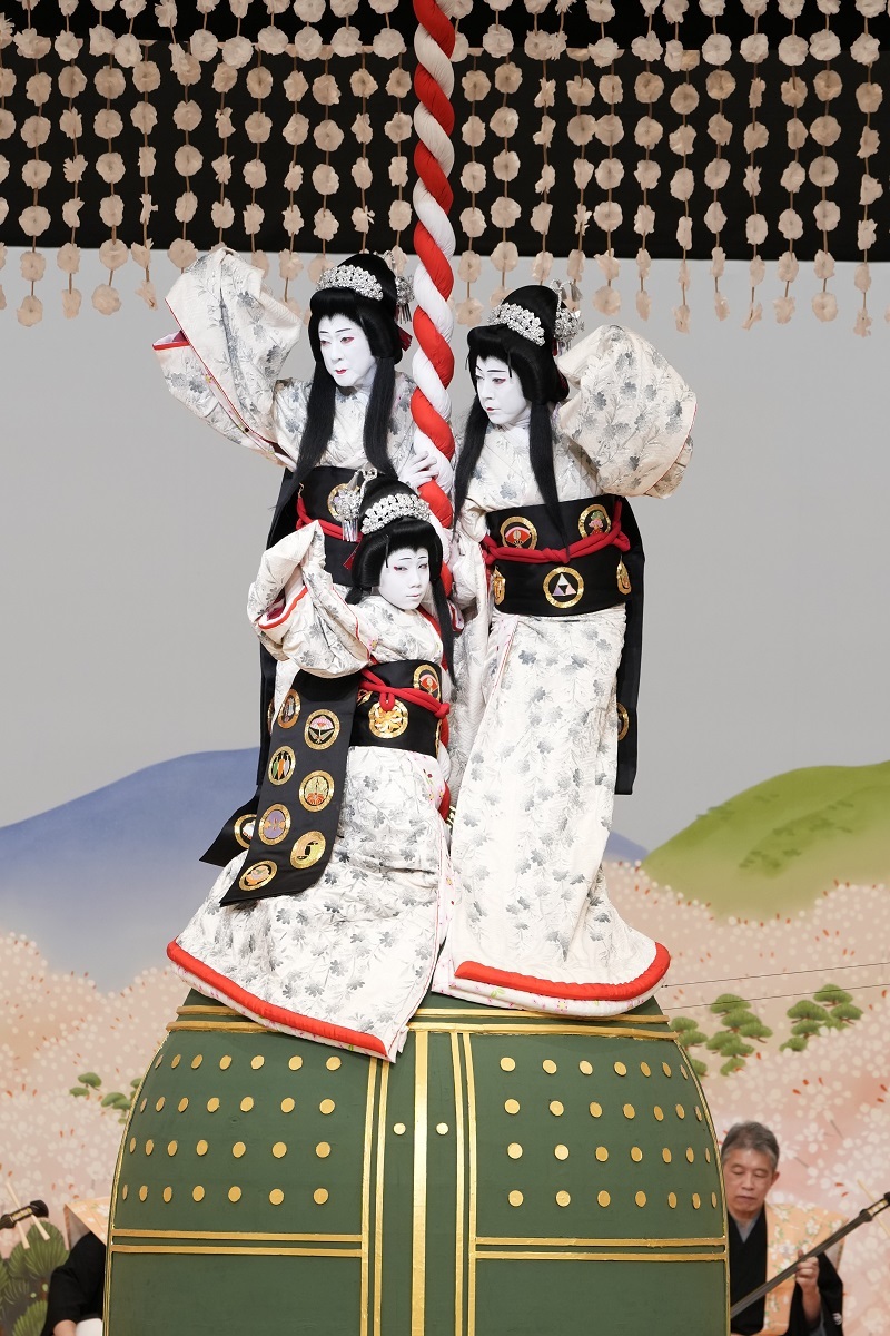 昼の部『京鹿子娘道成寺』(前）白拍子花子=六代目尾上菊之助（後）左より、白拍子花子=坂東玉三郎、白拍子花子=八代目尾上菊五郎 ／(C)松竹