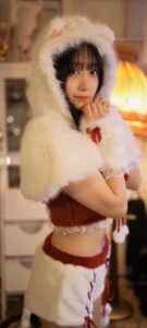 人気コスプレイヤー 伊織もえ クリスマスの特別コスプレを披露！ | 話題の投稿