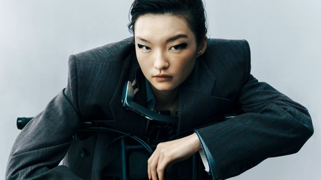 メットガラ2025のダンディ・ビューティー。“ぶつ切り”の黒いアイライン | Vogue Japan