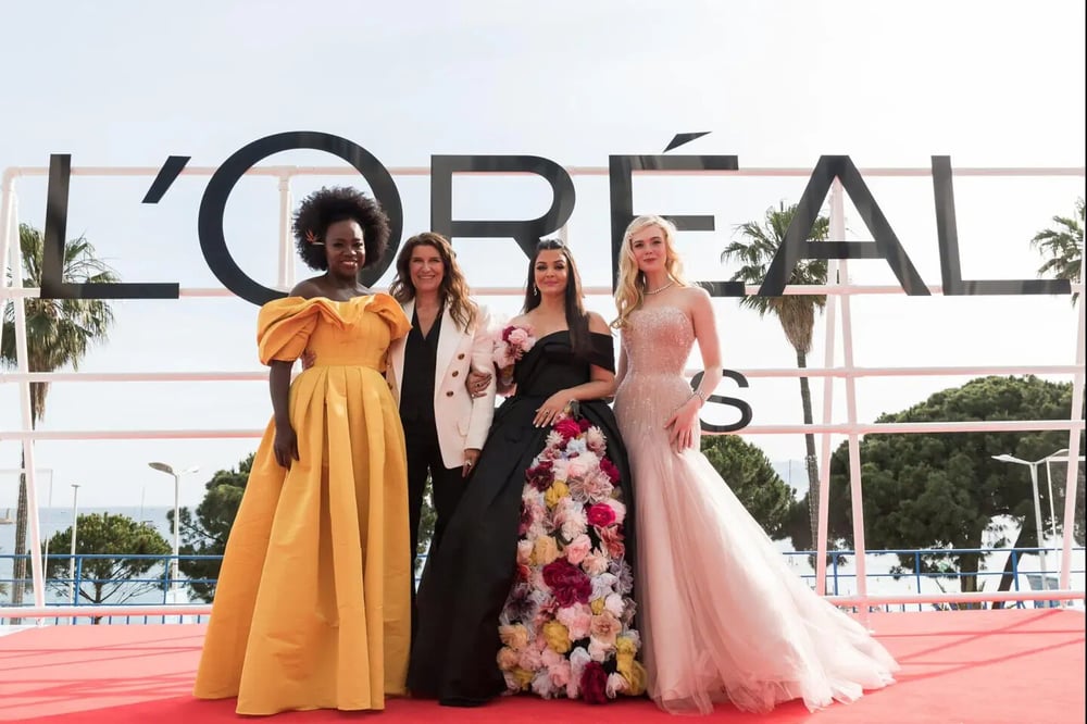 2022年5月、カンヌ映画祭でポーズをとるロレアル・パリのアンバサダー、ヴィオラ・デイヴィス、デルフィーヌ・ヴィギエ＝ホヴァス、アイシュワリヤー・ラーイ、エル・ファニング。