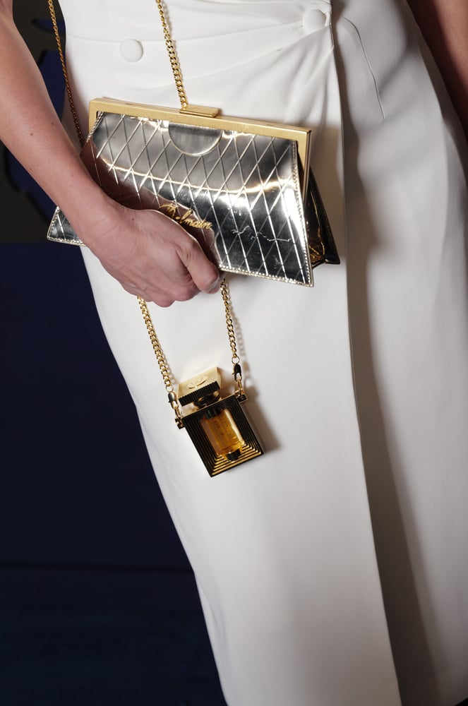 Johnnie Walker Vault x Olivier Rousteing Couture Expressionイベントでの特注香水ボトルアクセサリー。