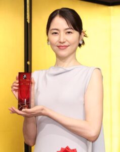 長澤まさみ タイトなドレスで登場、際立つスタイルで圧巻美 「勇気を出したあの時」に感慨 - デイリースポーツ