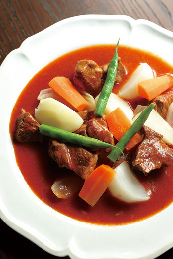 【伝説の家政婦・志麻さんの魔法】スーパーの食材がプレミアムなフランス料理に大変身！ 春にどうしても食べたい一品とは？【書籍オンライン編集部セレクション】