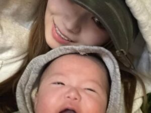 「母子ともにかわいすぎ」人気YouTuberの美人妻、“ミニぎし”との散歩ショット公開「オシャレママ」(All About NEWS) - goo ニュース