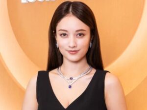 「リアル・ハンコック」谷まりあ、胸元あらわなドレス姿にファン歓喜！ 「国が建つ美しさ」(All About NEWS) - goo ニュース