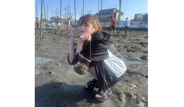 【辻󠄀希美・長女】希空さん　「家族で潮干狩り行ってきた」　海辺で笑顔　「ハマグリ見つけられなかった、、」