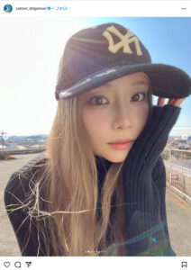 36歳・重盛さと美、迷彩柄スカート×お腹チラ見せコーデ　「透明感スゴイ」「20歳台前半に見えます」: J-CAST ニュース
