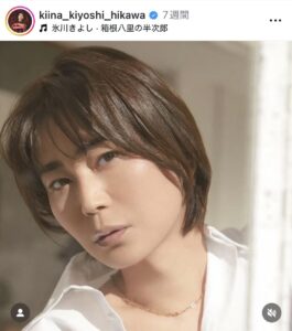 氷川きよし、真っ赤な愛車×ブルーのスーツの鮮烈ショットがもはや芸術「車は一生、赤が良い」: J-CAST ニュース
