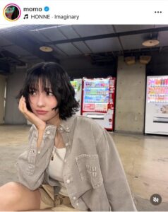 「美しい」TWICEモモ、肩出し大胆ドレスの破壊力　意味深カメラ目線にファン悶絶「いつ観ても綺麗で可愛い」: J-CAST ニュース