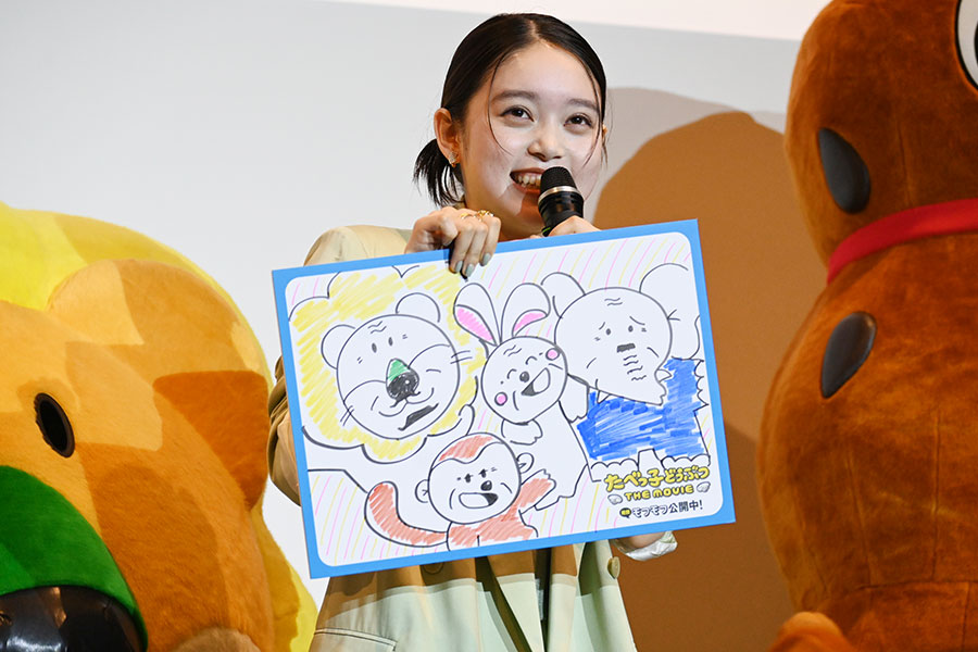 「25年後の未来のお菓子」で髙石は「シニアっ子どうぶつ」のフリップを披露（5月10日・大阪市内）