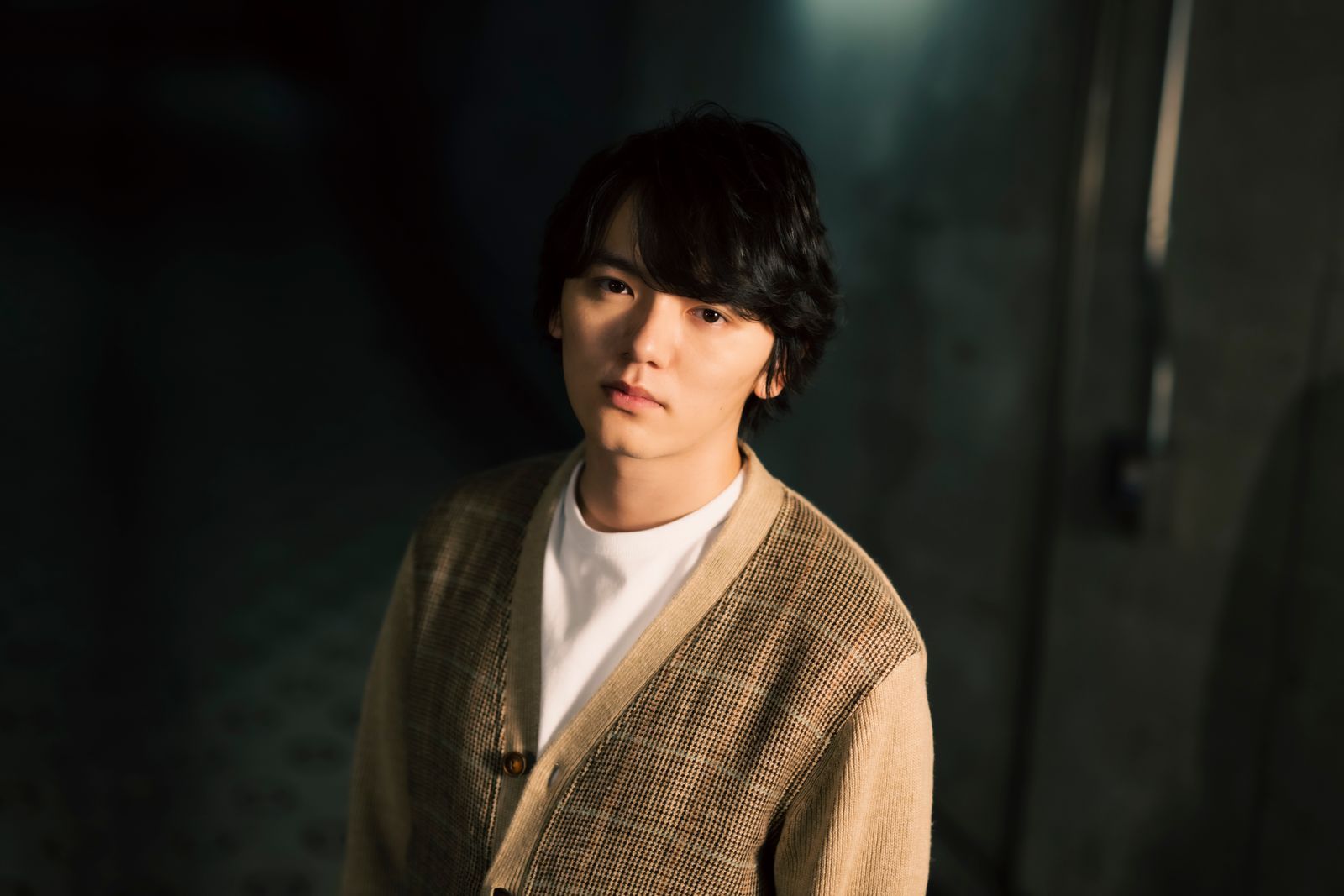 コート15万2900円、Tシャツ1万2100円、パンツ3万1900円、カーディガン参考商品