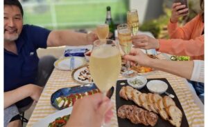 【 貴乃花光司 】　豪華料理で乾杯　「GW皆様いかがお過ごしでしょうか」　愛犬を抱っこする姿も公開（2025年5月6日）｜BIGLOBEニュース