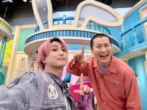 Snow Man・佐久間大介 ラヴィットメンバーとの２ショット公開！番組風衣装が可愛すぎる！ | 話題の投稿