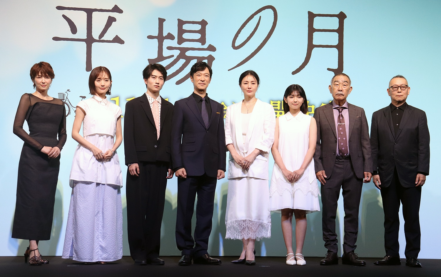 （左から）吉瀬美智子、中村ゆり、坂元愛登、堺雅人、井川遥、一色香澄、でんでん、土井裕泰監督=2025年5月、映画『平場の月』製作報告会見にて ©︎The Hollywood Reporter Japan