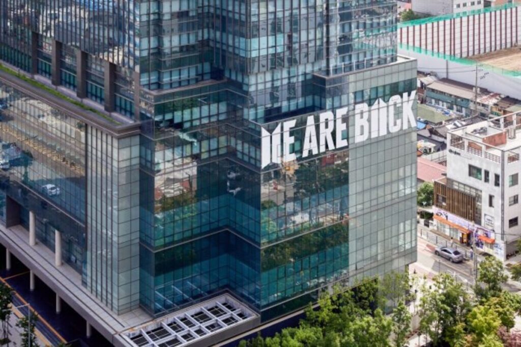 メンバー全員が兵役終了するBTS、グループ活動に期待高まる　HYBE社屋にスローガン「WE ARE BACK」 | 河北新報オンライン