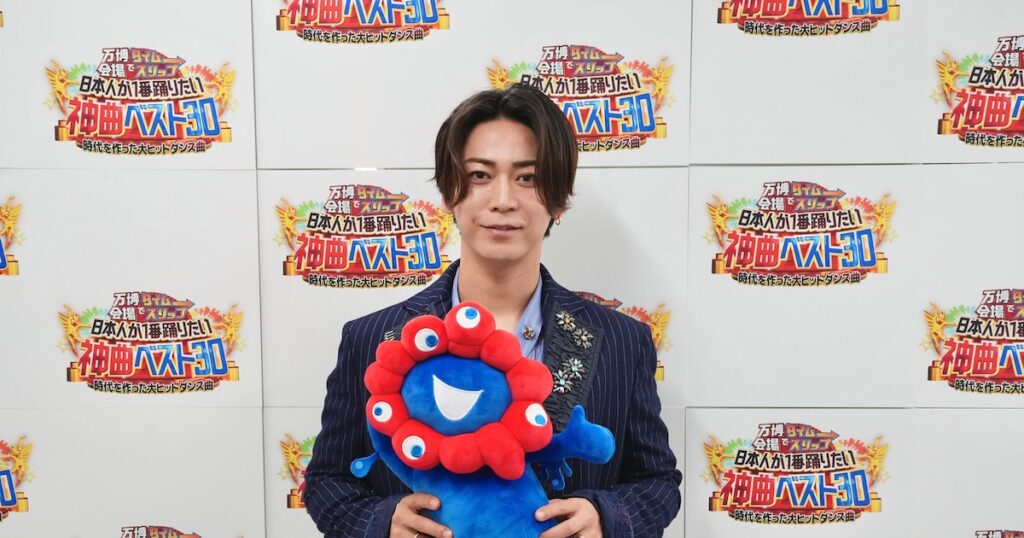 亀梨和也が関西万博ダンスイベントにサプライズ登場、田原俊彦＆岩田剛典と「青春アミーゴ」踊る - ナタリー