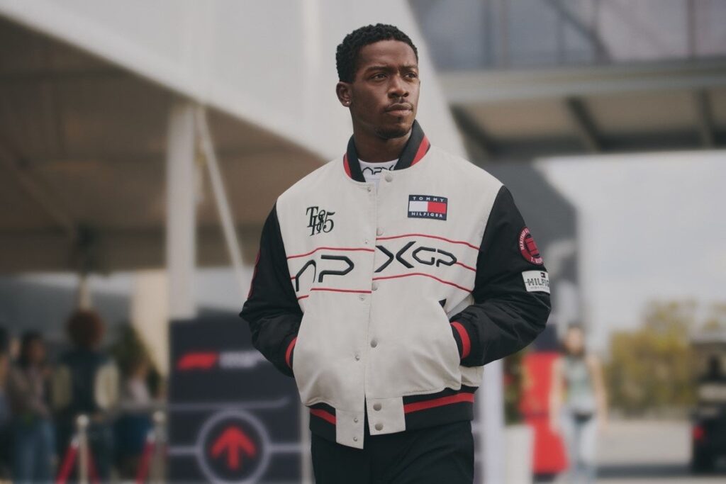 トミー ヒルフィガー、F1® The Movieとパートナーシップを組んだ、 「APXGP」コレクションがローンチ