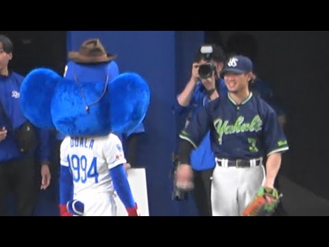 2025.05.14 ニヤニヤしてる西川遥輝に話しかけるドアラ