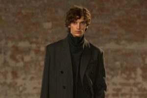 アミ パリス“ニュー・ブラック”のアウター＆ゆったりオーバーサイズのロングコート - ファッションプレス