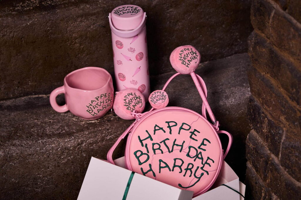 ハリー・ポッターの“バースデーケーキ”バッグやふんわりキーリングなどグッズ、スタジオツアー東京で - ファッションプレス