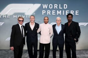 映画「F1／エフワン」ワールドプレミア。F1ドライバー角田「トップガンと同じスピード感とワクワク感」 - AV Watch