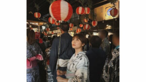 【秋元真夏】　「またいつか行きたい町」郡上八幡で夜祭りを満喫　浴衣姿で古い町並み散策