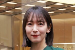 「新メンバー？」吉岡里帆＆LE SSERAFIMの集合写真が大反響「違和感全くない」「センターの里帆ちゃん可愛い」お揃いへそ出しコーデ 1か月あたりのファッション＆美容費用も紹介 | LIMO