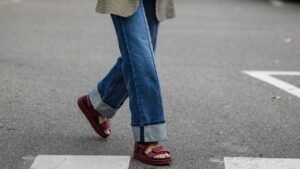 2025年夏の本命、ベルクロサンダル。今、買うべき注目モデルとその着こなしを徹底調査！ | Vogue Japan