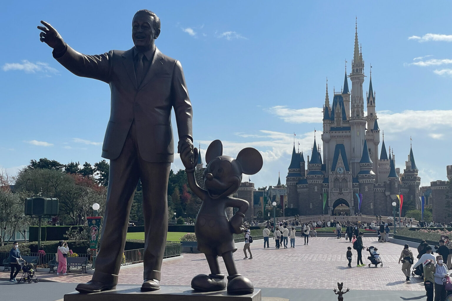 ディズニー、夏イベントのプレビュー公演を7月1日実施。エンタメの鑑賞エリア制限など - トラベル Watch