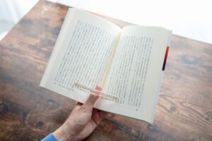 【読書用品】本を片手で読みやすくする補助道具「BOOK READING HOLDER」が新登場！ | 株式会社ディスクユニオンのプレスリリース