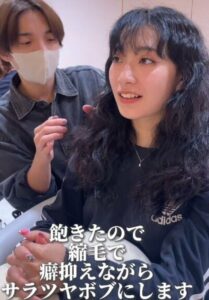 【劇的チェンジ】クセ毛隠しのパーマから一転　縮毛矯正で衝撃の変身を遂げた女性 こだわりの薬剤選定でバージンへアのようなツヤに | LIMO | くらしとお金の経済メディア