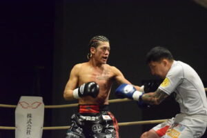 競拳23で戦う高岡蒼佑と後藤祐樹（右）（撮影・阪口孝志）