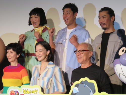 映画「それいけ！アンパンマン　チャポンのヒーロー！」完成披露上映会に登壇した、上段左から山崎静代、尾形貴弘、菅良太郎、下段左から戸田恵子、蒼井優、中尾隆聖