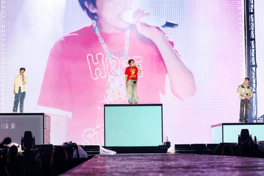 J-HOPE、“BTS12周年記念日”のソロライブに7人再集結・涙 JIN&JUNG KOOKはパフォーマンス…そしてARMYに「愛してるよ!」 - ORICON