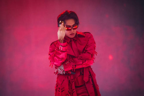 「j－hope Tour　‘HOPE ON THE STAGE’　FINAL」でパフォーマンスするJ－HOPE（(P)＆(C)BIGHIT MUSIC）