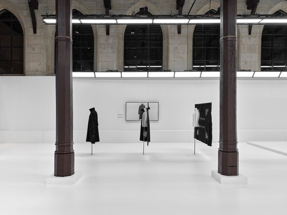 マネキン3体と展示場