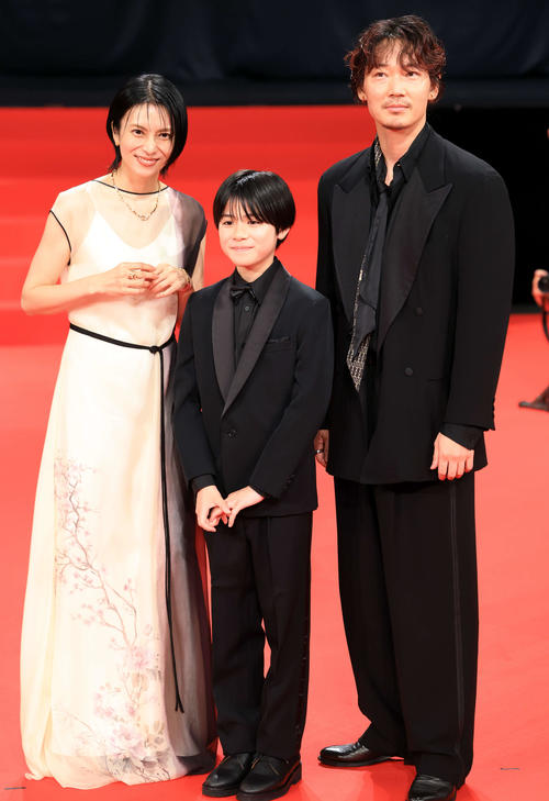 映画「でっちあげ～殺人教師と呼ばれた男」プレミアイベントで笑顔で記念撮影する、左から柴咲コウ、三浦綺羅、綾野剛（撮影・浅見桂子）