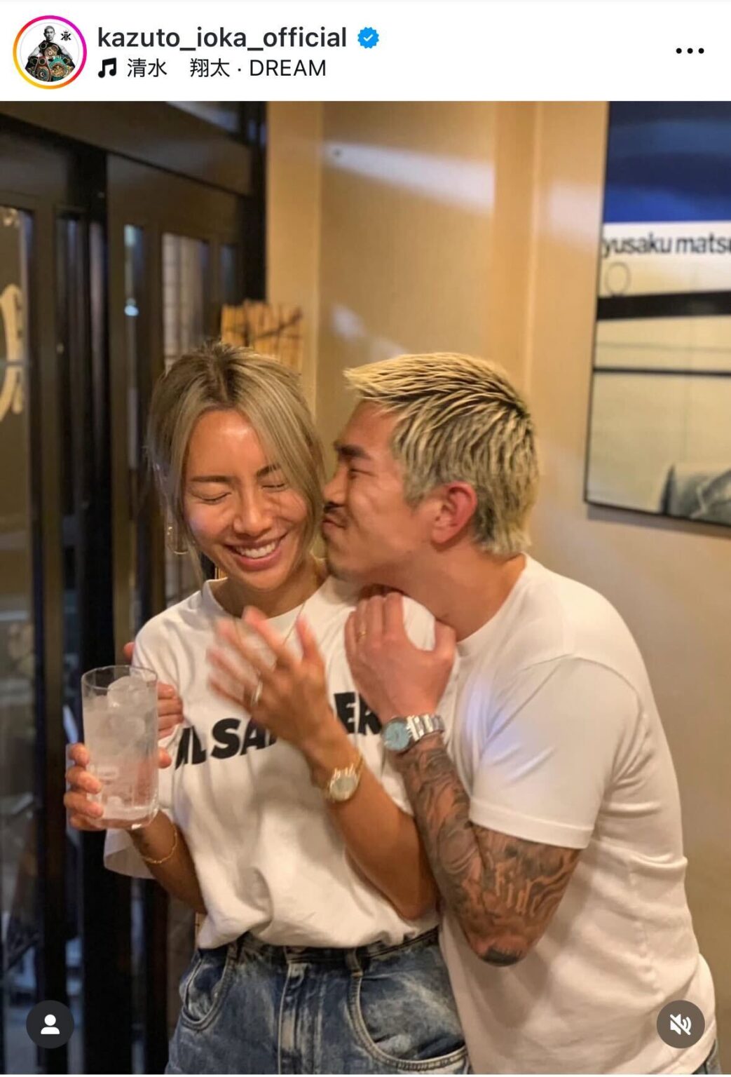 妻にキスを迫る井岡一翔（インスタグラムから）
