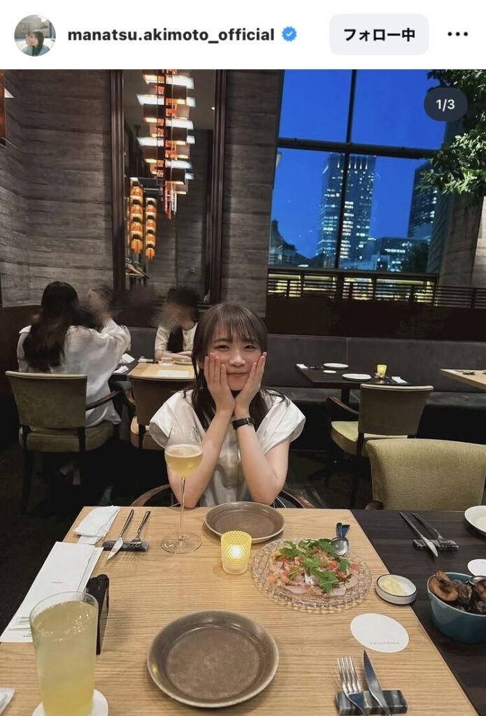 秋元真夏のインスタグラム（＠ｍａｎａｔｓｕ．ａｋｉｍｏｔｏ＿ｏｆｆｉｃｉａｌ）より