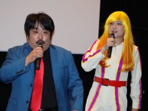 公開記念舞台あいさつに登場し、ものまねコントを披露した空気階段・鈴木もぐら（左）、水川かたまり（カメラ・高澤　孝介）