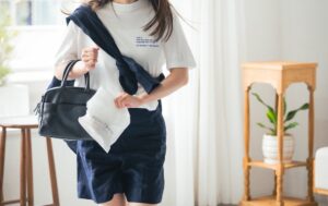 脱シンプル！白Tシャツにはシャツをたすきがけしてアクセントを加えよう【FUDGE FRIEND おしゃれさんの毎日コーディネート vol.541｜大島花菜】 | FUDGE FRIEND | ファッション